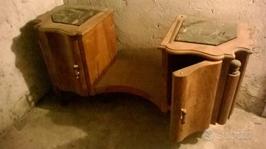 2 coppie di comodini antichi e specchiera.