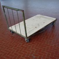 Carrelli con pianale da magazzino