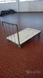 Carrelli con pianale da magazzino
