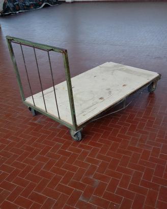 Carrelli con pianale da magazzino