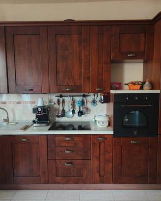 Cucina di Mobilificio con Elettrodomestici 