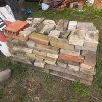 mattoni faccia vista e pietre ornamentali 