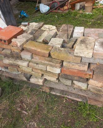 mattoni faccia vista e pietre ornamentali 