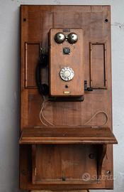 Telefono antico in legno con supporto a parete