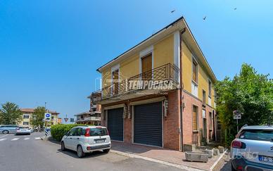 Stabile con locale commerciale e due appartamenti