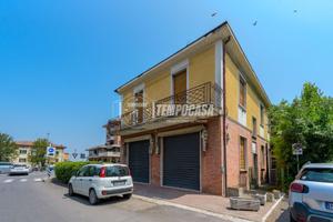 Stabile con locale commerciale e due appartamenti