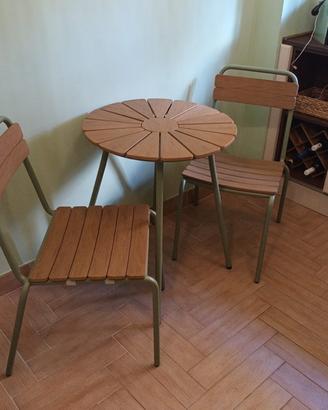 tavolo in legno compreso di due sedie