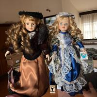 Coppia di bambole con letto in ferro battuto