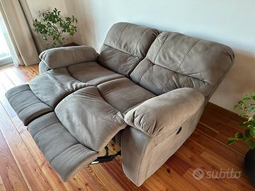 Divano 2 posti con alzata gambe motorizzate