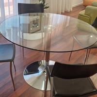 Tavolo in cristallo e sedie in pelle