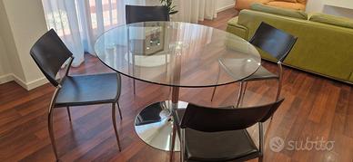 Tavolo in cristallo e sedie in pelle