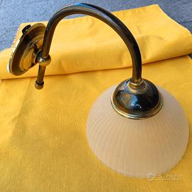 Lampada a muro in vetro e metallo