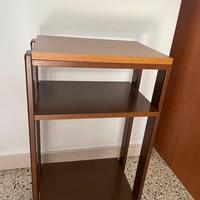 Mobile piccolo di legno marrone