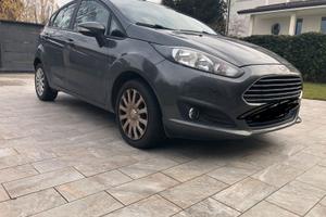 auto Ford Fiesta
