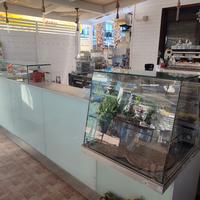 Bar completo con retro banco e vetrina 