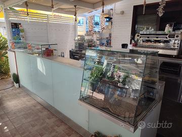 Bar completo con retro banco e vetrina 