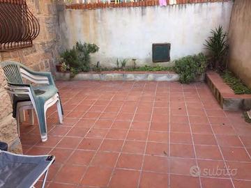 Pressi via sulcis piano terra con cortile in uso