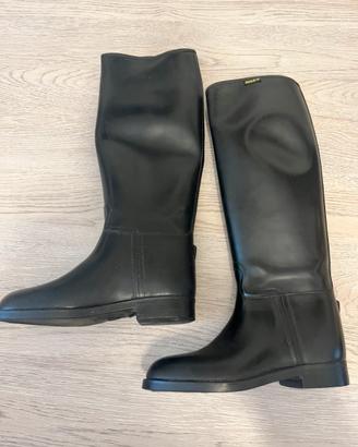 Stivali da equitazione neri marchio Aigle.