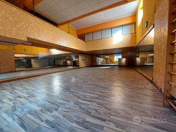 Locale commerciale 200 mq soppalcabile zona terme