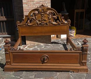 Letto matrimoniale in legno massello intagliato