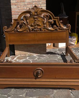 Letto matrimoniale in legno massello intagliato
