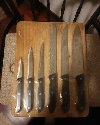 set coltelli e tagliere legno