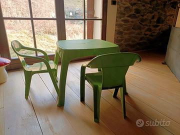 tavolo in plastica da giardino x bambini+ 2 sedie