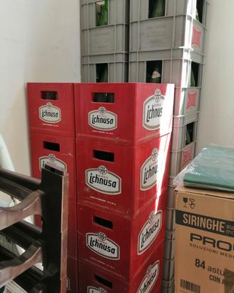 Casse di birra e acqua