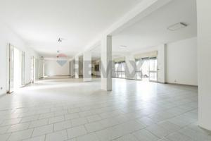 Ampio Locale Commerciale in Zona Strategica