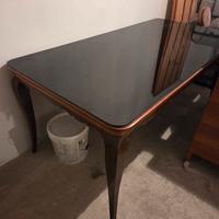 tavolo in legno con piano in vetro