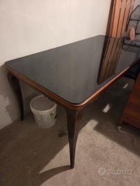 tavolo in legno con piano in vetro