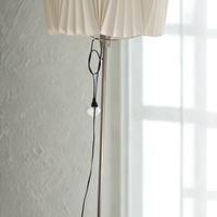 Lampada da terra stile moderno con paralume plissé
