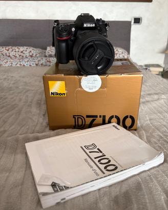 Nikon D7100 + obiettivo 18-105mm Nikon + Borsa