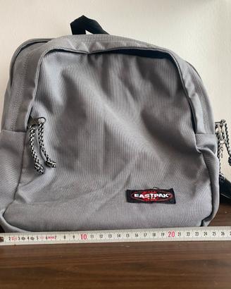 Zaino Eastpak di colore grigio