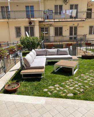Set divani e tavolino da esterno