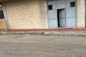 Magazzino 150 m2 con giardino 50 m2