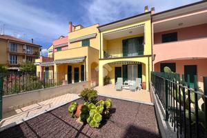 VILLA A SCHIERA A LOANO