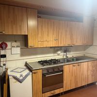 Cucina in vero legno con elettrodomestici e pozzet