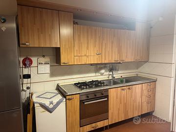 Cucina in vero legno con elettrodomestici e pozzet