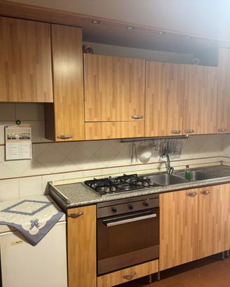 Cucina in vero legno con elettrodomestici e pozzet