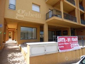 Negozio ampio con 5 vetrine Loc/119