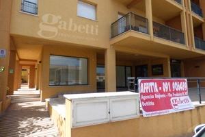 Negozio ampio con 5 vetrine Loc/119