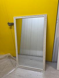 SPECCHIO CON CORNICE BIANCA ANTICHIZZATA
