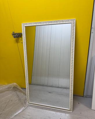 SPECCHIO CON CORNICE BIANCA ANTICHIZZATA