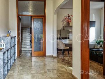 Casa indipendente di 140 m² con 5 locali e box aut
