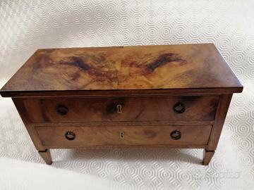cassettone in miniatura fatto a mano