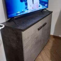mobili soggiorno e scrivania 
