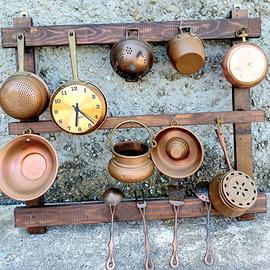 Mensola da parete  con miniature vintage in rame