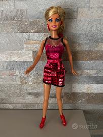 Barbie Fashionistas Vestito Rosso con Scritta