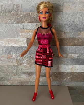 Barbie Fashionistas Vestito Rosso con Scritta